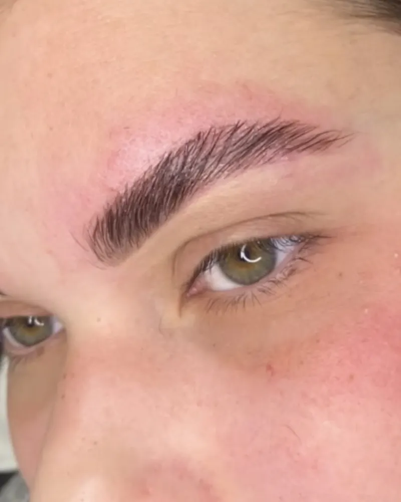 Augenbraue direkt nach dem Browlifting: nach oben gelegte, dichte und definierte Braue