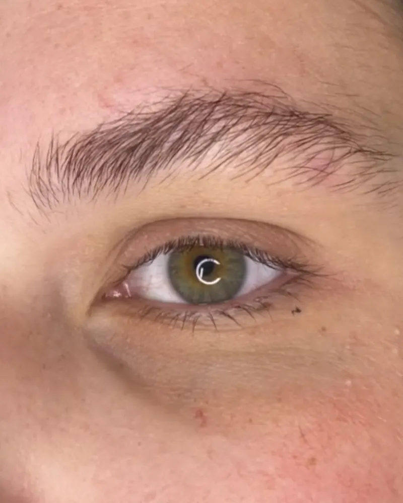 Augenbraue vor dem Browlifting: feine, ungeordnete Härchen